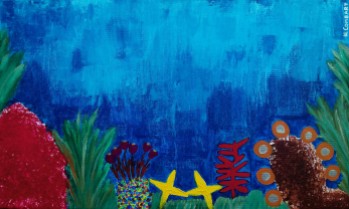 fondo del mar con colores acrílicos muy vivos: azul del mar, estrellas amarillas, plantas verdes y otras especies.